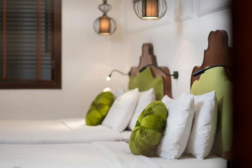 Phòng 3 Người Nhìn Ra Thành Phố