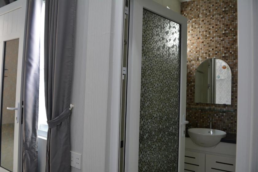 Phòng gia đình với phòng tắm riêng. Phòng gia đình với phòng tắm riêng.