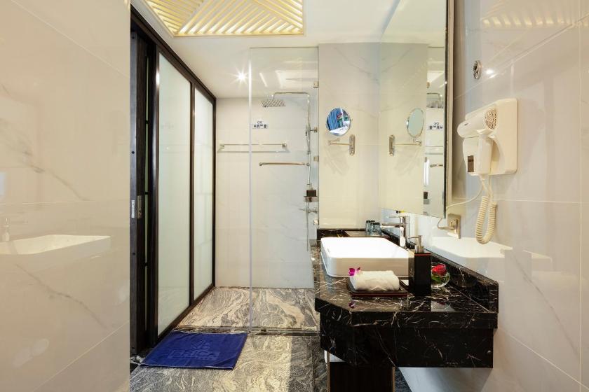 Phòng cho 3 người có Ban Công Phòng cho 3 người có Ban Công