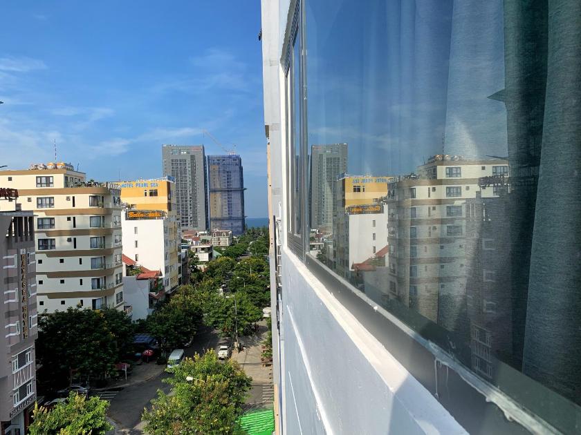 Phòng có giường cỡ King nhìn ra cảnh núi non