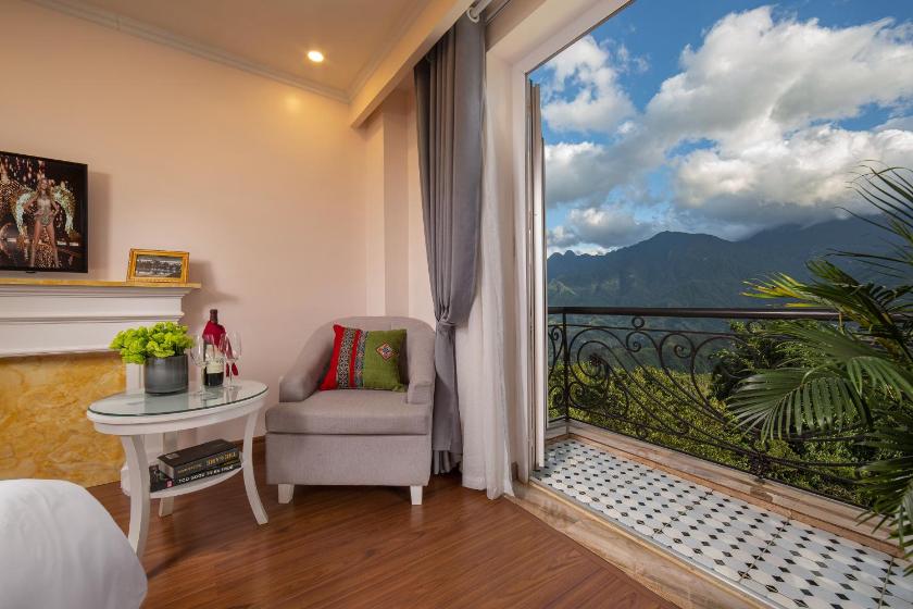 Phòng có giường cỡ King nhìn ra cảnh núi non Phòng có giường cỡ King nhìn ra cảnh núi non