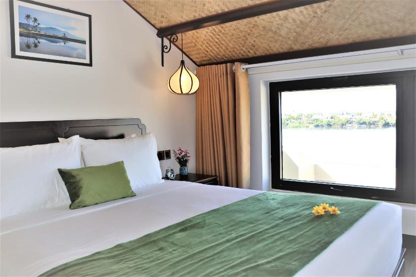 Phòng Áp Mái Deluxe Với Ban Công Và Tầm Nhìn Ra Sông Phòng Áp Mái Deluxe Với Ban Công Và Tầm Nhìn Ra Sông