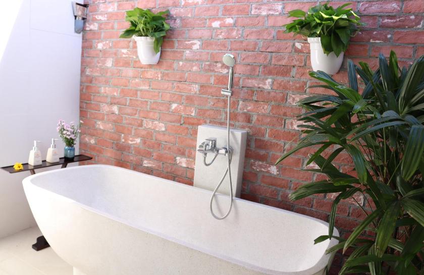 Phòng Áp Mái Deluxe Với Ban Công Và Tầm Nhìn Ra Sông Phòng Áp Mái Deluxe Với Ban Công Và Tầm Nhìn Ra Sông