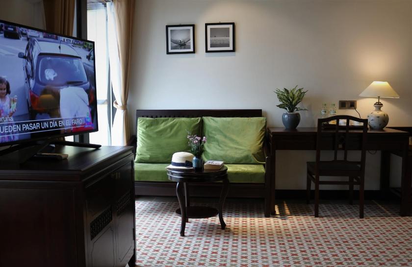 Phòng Áp Mái Deluxe Với Ban Công Và Tầm Nhìn Ra Sông Phòng Áp Mái Deluxe Với Ban Công Và Tầm Nhìn Ra Sông