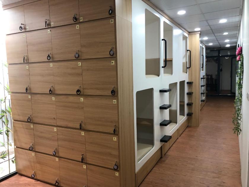 Giường Đơn Trong Phòng Nghỉ Tập Thể Cho Cả Nam Và Nữ