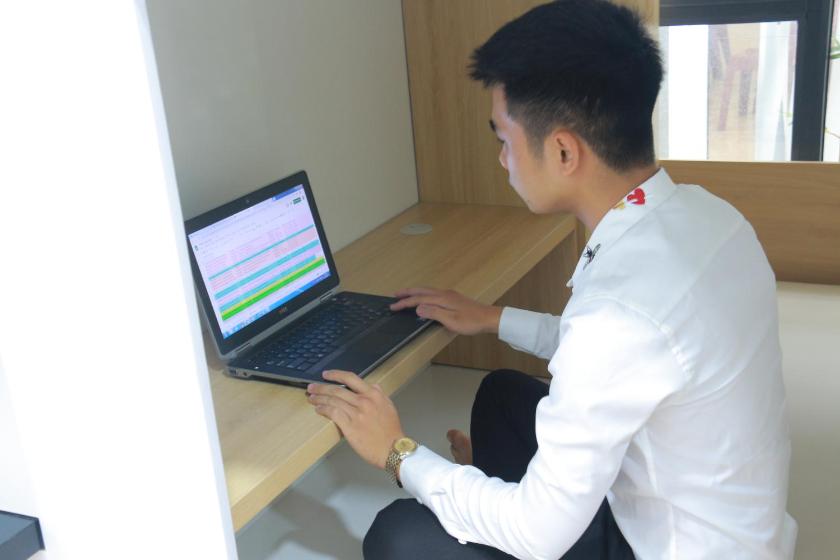 Giường Đơn Trong Phòng Nghỉ Tập Thể Cho Cả Nam Và Nữ