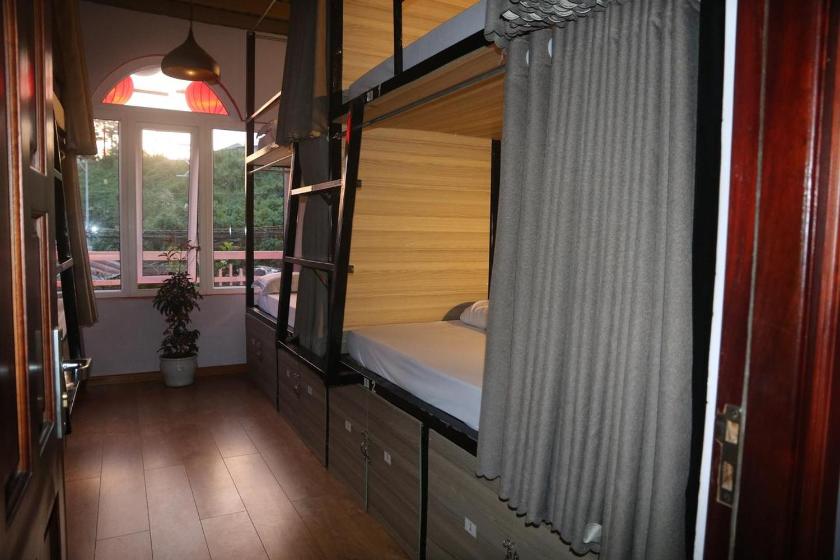 Phòng ngủ Tập thể 8 Giường cho cả Nam và Nữ Phòng ngủ Tập thể 8 Giường cho cả Nam và Nữ