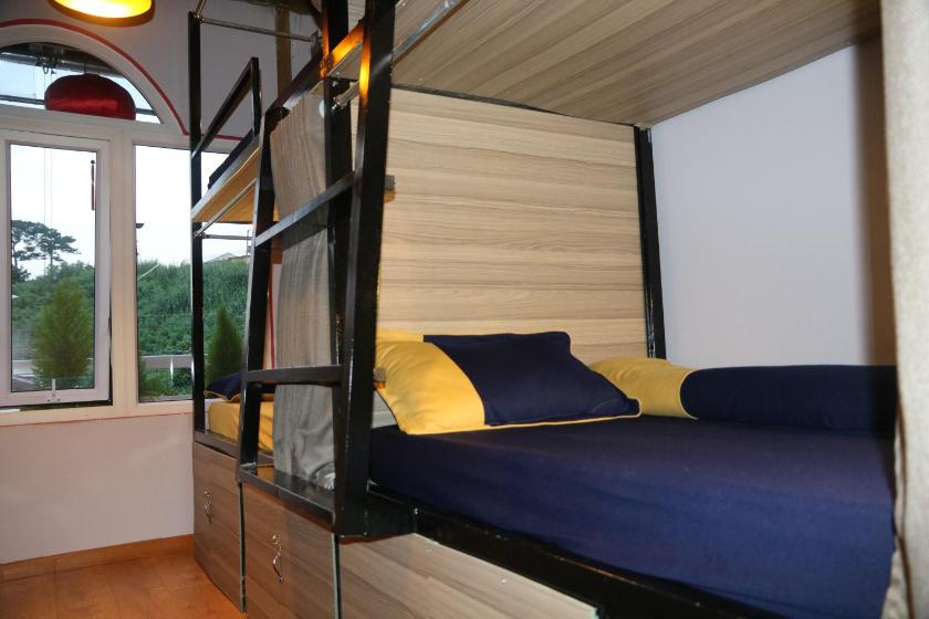 Giường Tầng Trong Phòng Ngủ Tập Thể Cho Nam Và Nữ Giường Tầng Trong Phòng Ngủ Tập Thể Cho Nam Và Nữ