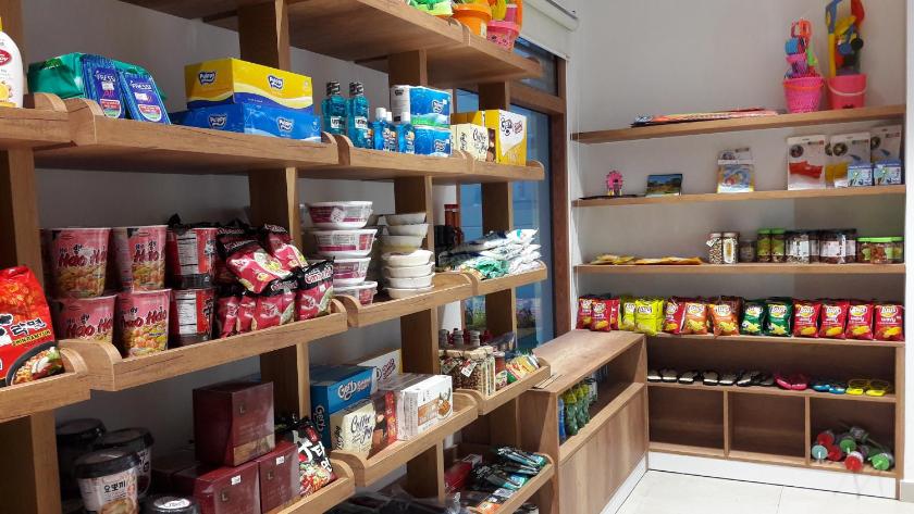 Căn Hộ Nhìn Ra Hồ Bơi  Căn Hộ Nhìn Ra Hồ Bơi