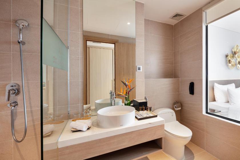 Phòng Deluxe 2 Giường Đơn Nhìn Ra Thành Phố & Một Phần Ra Biển