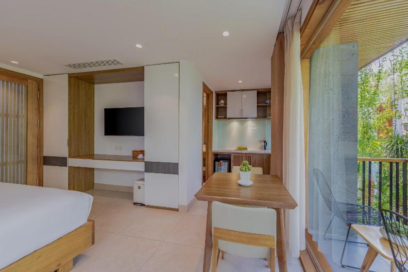 Căn Hộ Superior Có Ban Công Và Tầm Nhìn Ra Hồ Bơi