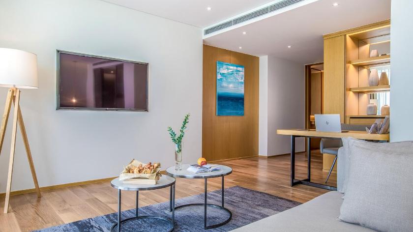 Junior Ocean Suite with Balcony and Bathtub