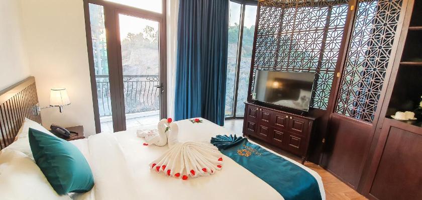 Phòng Deluxe Giường Đôi Có Ban Công