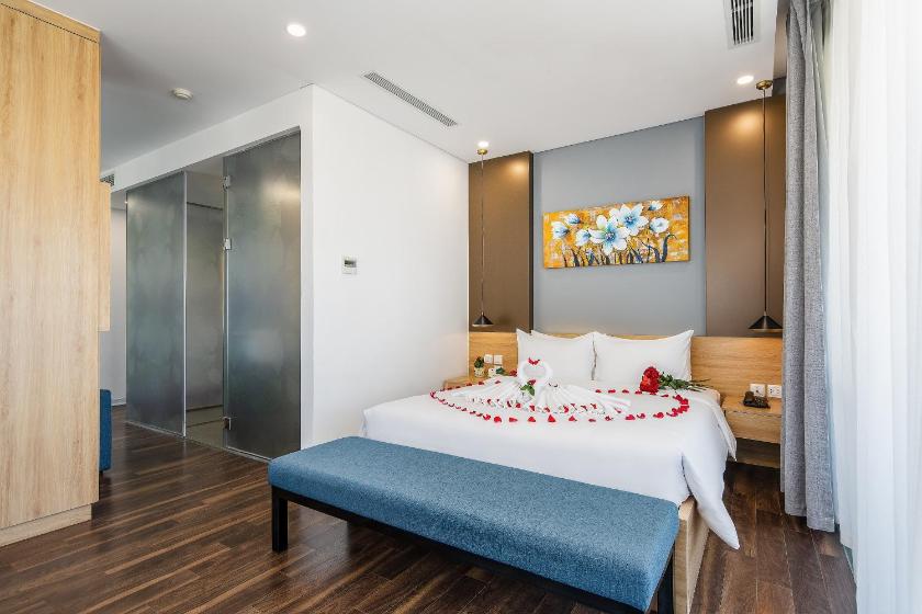 Phòng Giường Đôi Có Ban Công (2 Người Lớn + 1 Trẻ Em) Phòng Giường Đôi Có Ban Công (2 Người Lớn + 1 Trẻ Em)