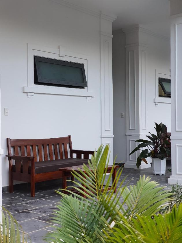 Phòng Có Giường Cỡ Queen Nhìn Ra Hồ Bơi Phòng Có Giường Cỡ Queen Nhìn Ra Hồ Bơi