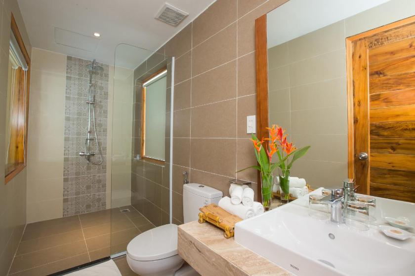 Suite Gia Đình 2 Phòng Ngủ Nhìn Ra Hồ Bơi