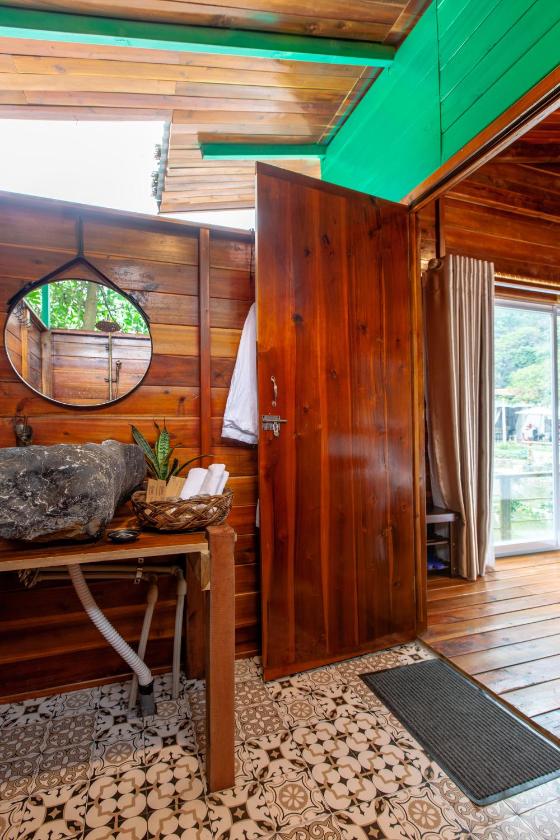 Phòng có giường cỡ King nhìn ra cảnh núi non