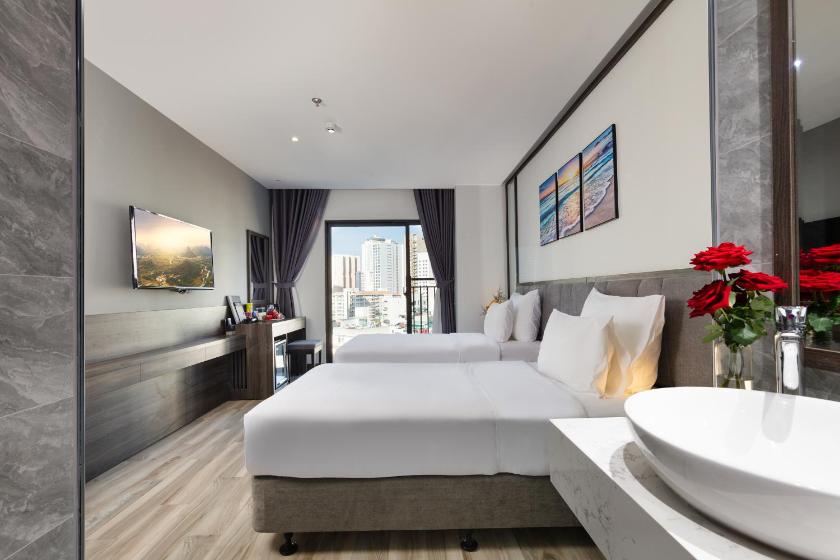 Phòng Deluxe Giường Đôi Với Ban Công và Tầm Nhìn Ra Biển Phòng Deluxe Giường Đôi Với Ban Công và Tầm Nhìn Ra Biển