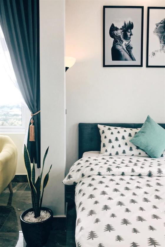 Phòng có giường cỡ King nhìn ra cảnh núi non