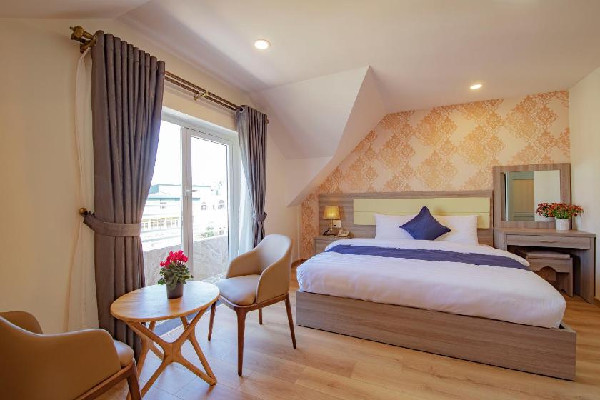 Phòng Deluxe Giường Đôi Có Ban Công Phòng Deluxe Giường Đôi Có Ban Công
