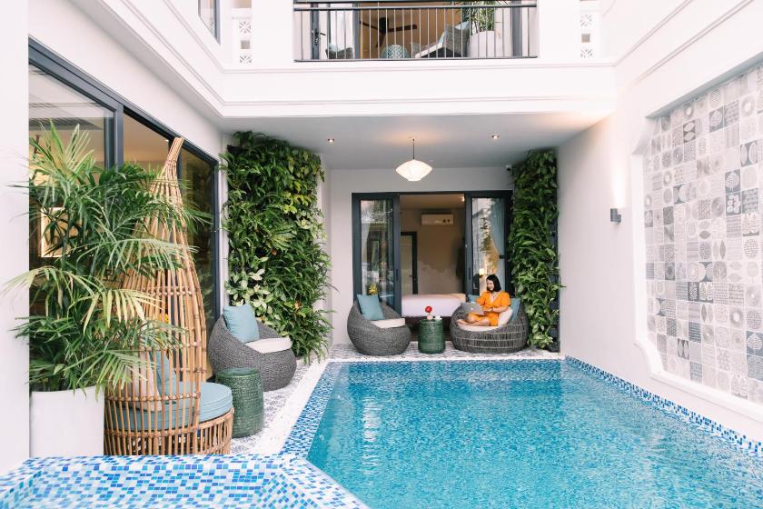 Suite Premier Có Giường Cỡ King Nhìn Ra Hồ Bơi