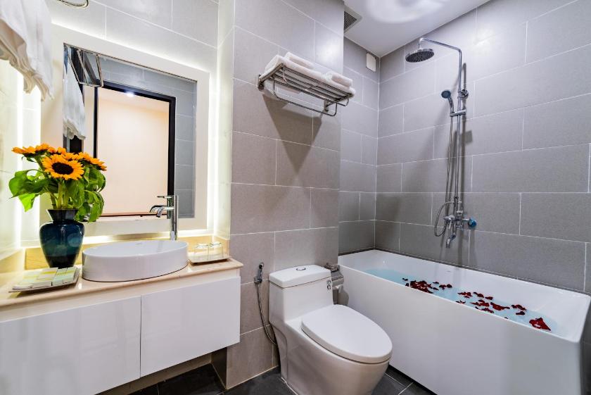 Suite có giường cỡ King với ban công Suite có giường cỡ King với ban công