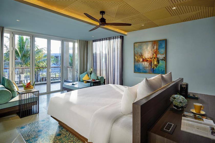 Cabana King Room with Executive Lounge Pass and Pool Access