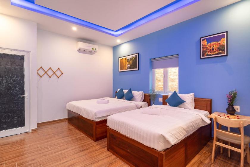 Phòng cho 3 người có Ban Công Phòng cho 3 người có Ban Công