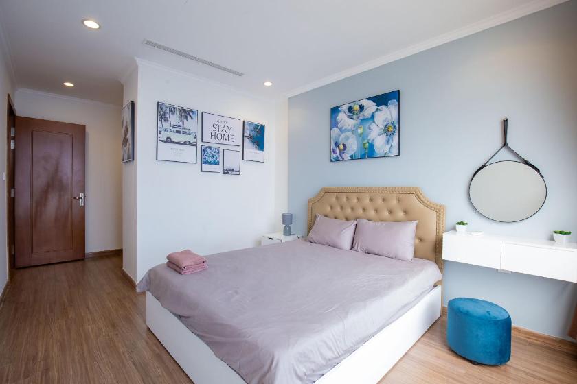 Căn Hộ Nhìn Ra Hồ Bơi  Căn Hộ Nhìn Ra Hồ Bơi