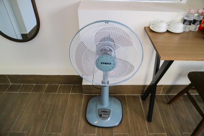 Phòng có giường cỡ King nhìn ra cảnh núi non