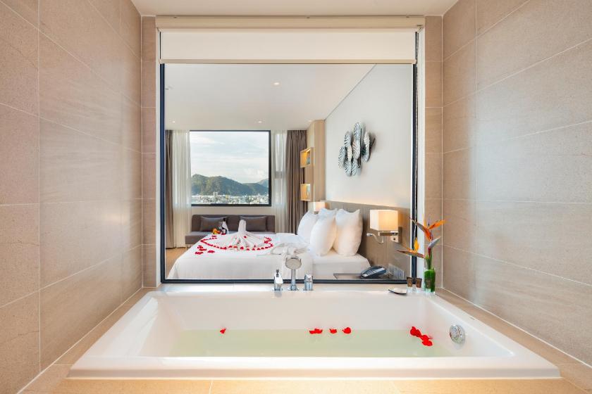  Phòng Deluxe Giường Đôi Nhìn Ra Thành Phố & Một Phần Ra Biển