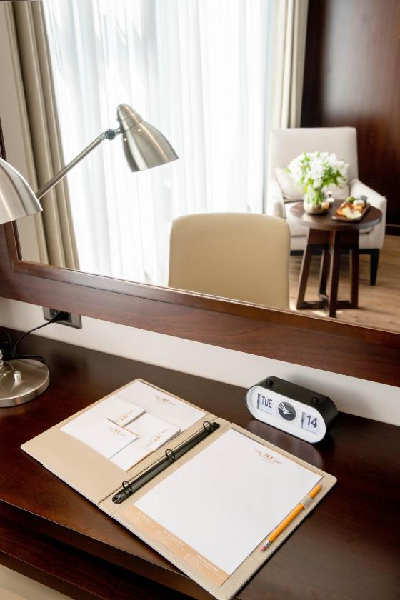 Phòng Premier Deluxe Có Giường Cỡ King Nhìn Ra Một Phía Biển  Phòng Premier Deluxe Có Giường Cỡ King Nhìn Ra Một Phía Biển