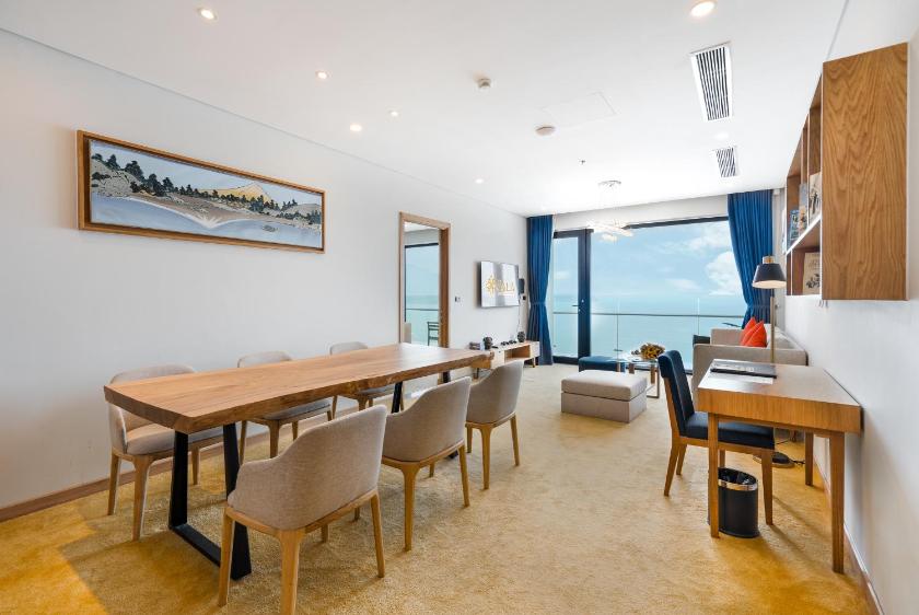 Suite Presidential Có Ban Công Và Nhìn Ra Biển