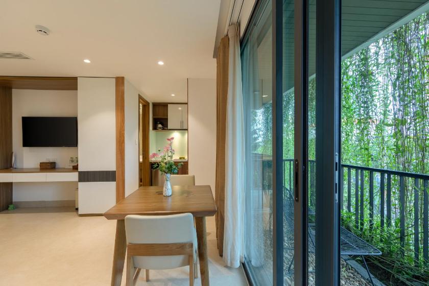 Phòng Deluxe Giường Đôi Có Ban Công Và Tầm Nhìn Ra Cảnh Đường Phố