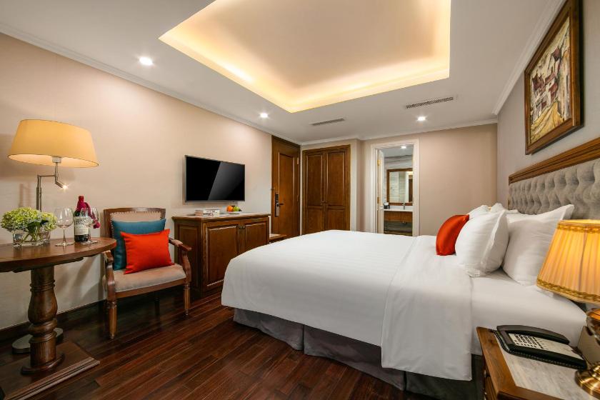 Suite Junior Có Ban Công Nhỏ Và Bồn Tắm