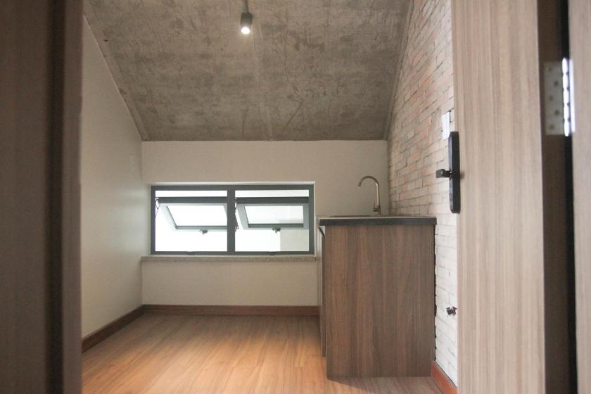 Phòng có giường cỡ King nhìn ra cảnh núi non