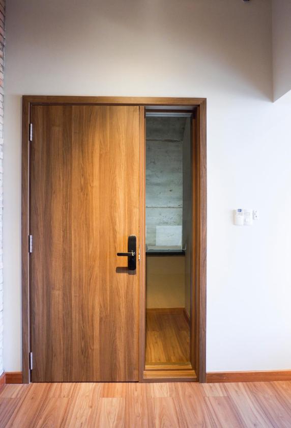 Phòng có giường cỡ King nhìn ra cảnh núi non