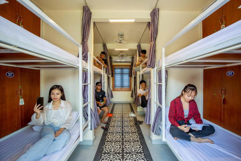 Giường Đơn Trong Phòng Nghỉ Tập Thể Cho Cả Nam Và Nữ