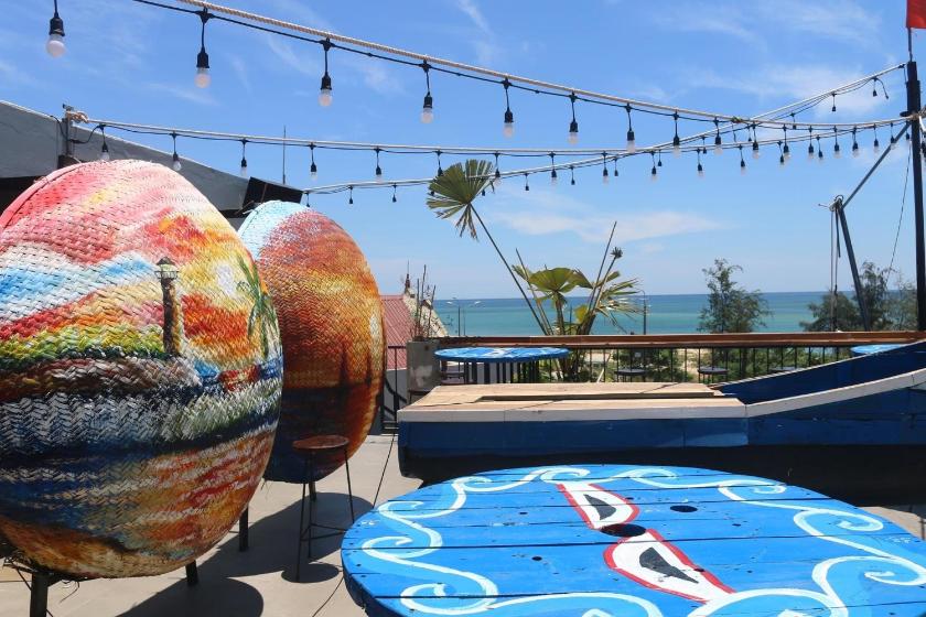 Phòng Deluxe Giường Đôi Nhìn Ra Biển Từ Phía Bên Cạnh