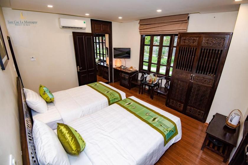 Phòng Gia Đình Cổ Điển Premium Nhìn Ra Vườn