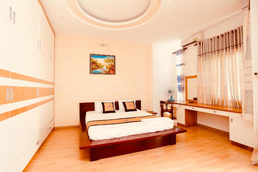 Phòng Deluxe Giường Đôi Có Ban Công