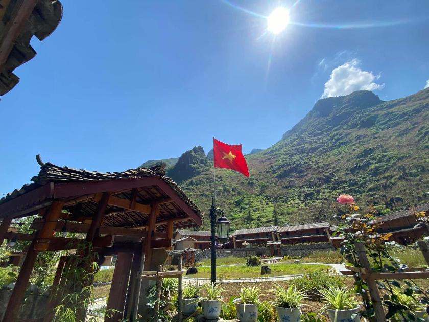 Phòng 3 Người Nhìn Ra Núi