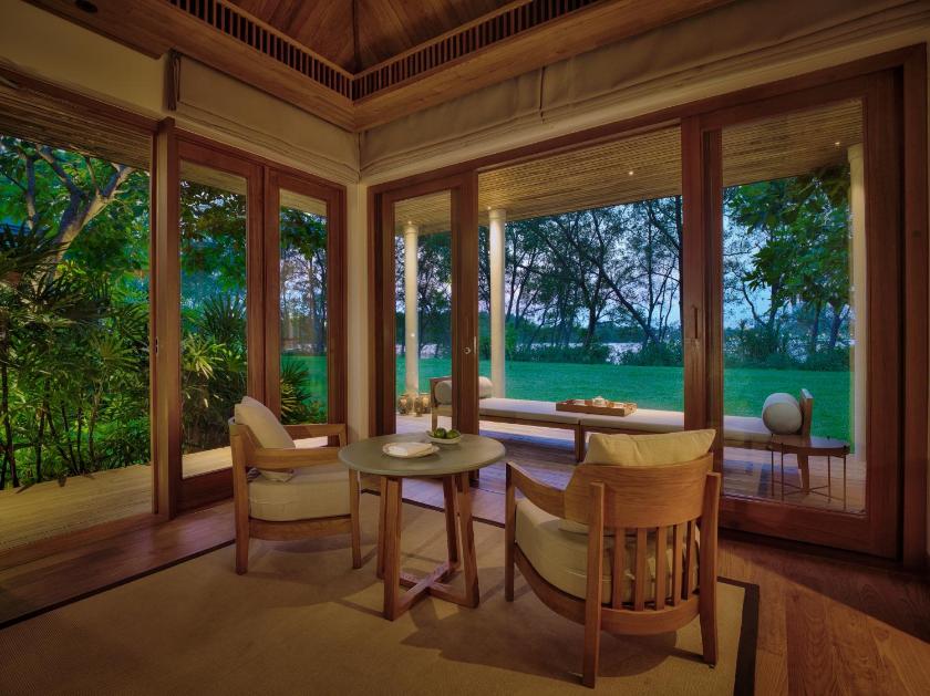 Phòng Nhìn Ra Sông