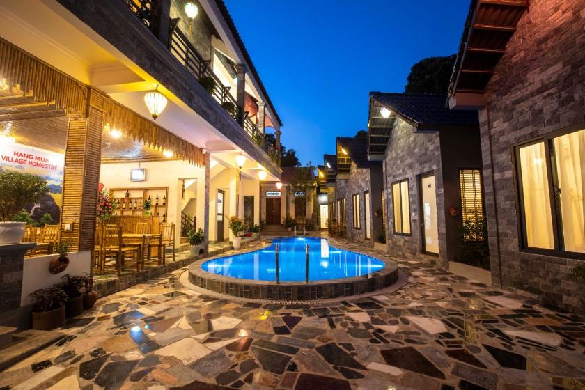 Phòng Có Giường Cỡ King Nhìn Ra Hồ Bơi Phòng Có Giường Cỡ King Nhìn Ra Hồ Bơi