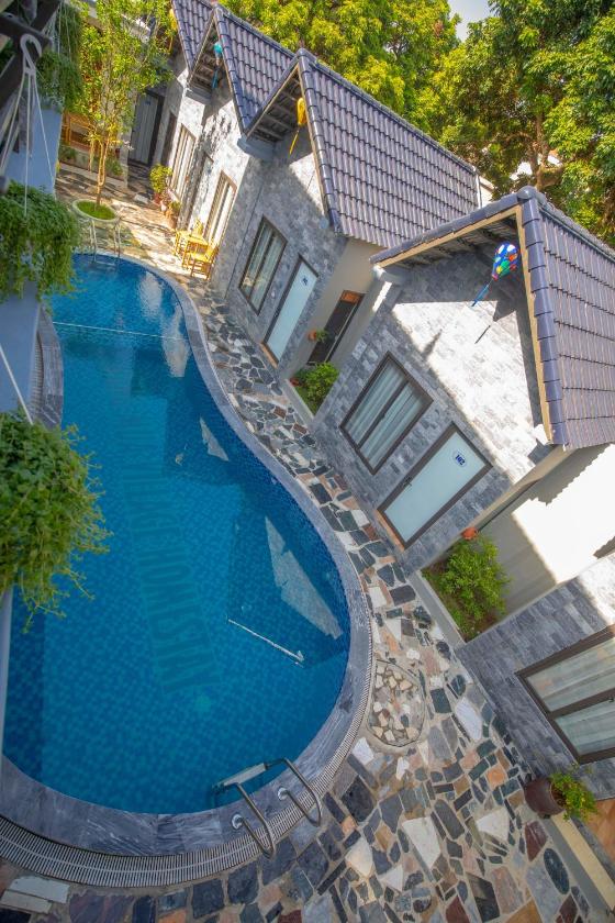 Phòng Có Giường Cỡ King Nhìn Ra Hồ Bơi Phòng Có Giường Cỡ King Nhìn Ra Hồ Bơi