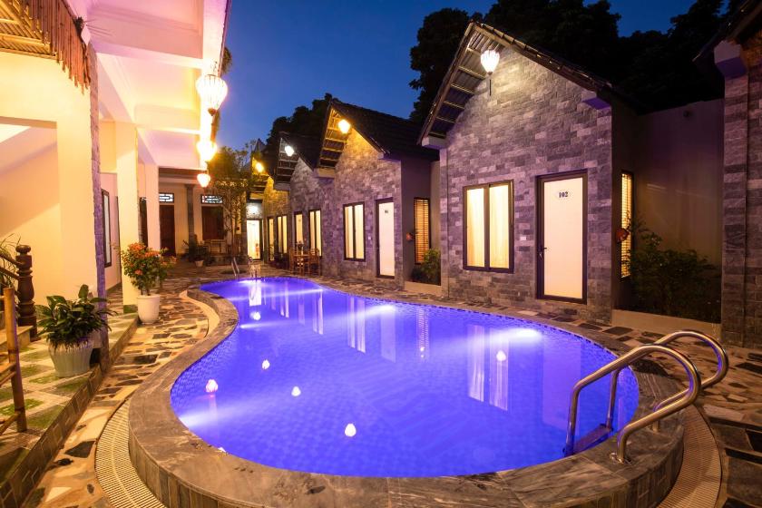 Phòng Có Giường Cỡ King Nhìn Ra Hồ Bơi Phòng Có Giường Cỡ King Nhìn Ra Hồ Bơi