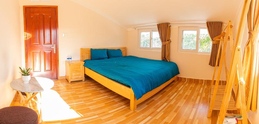 Phòng có giường cỡ King nhìn ra cảnh núi non