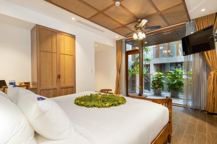 Studio with Koi View Studio with Koi View