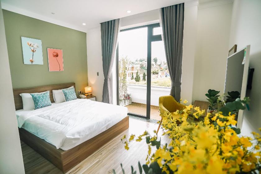 Phòng Deluxe Giường Đôi Có Ban Công