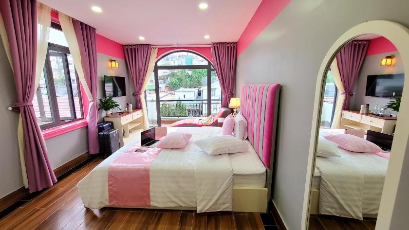 Phòng Deluxe Có Giường Cỡ King, Ban Công Và Tầm Nhìn Ra Vườn Phòng Deluxe Có Giường Cỡ King, Ban Công Và Tầm Nhìn Ra Vườn